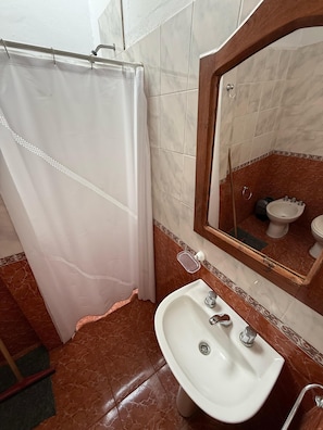 Shower, towels, toilet paper - Cabañas Sol Mediterraneo (Cosquín)