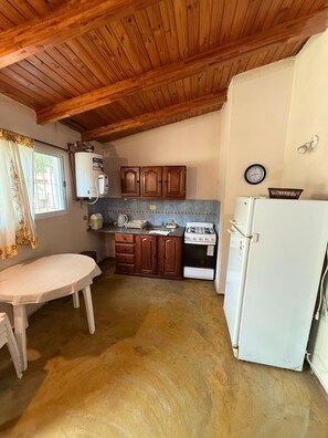 Oven, stovetop, cookware/dishes/utensils - Cabañas Sol Mediterraneo (Cosquín)