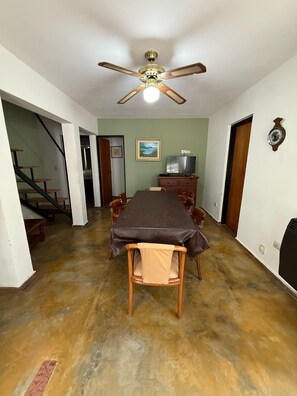 Family Cabin, 3 Bedrooms, Courtyard View | Living area
