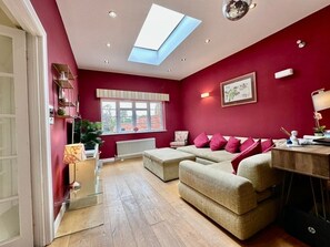 Televisión, libros y videoteca 