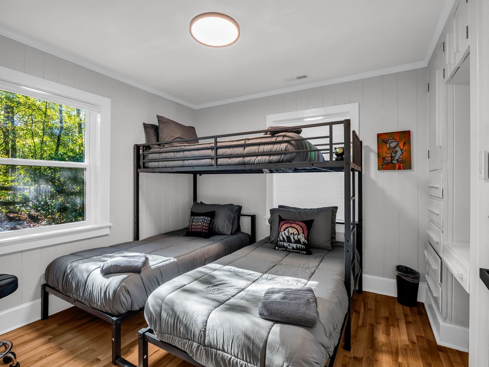 3 室のベッドルーム、WiFi (無料)、ベッドシーツ