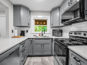 ثلاجة، ميكروويف، فرن، موقد طهي مسطح