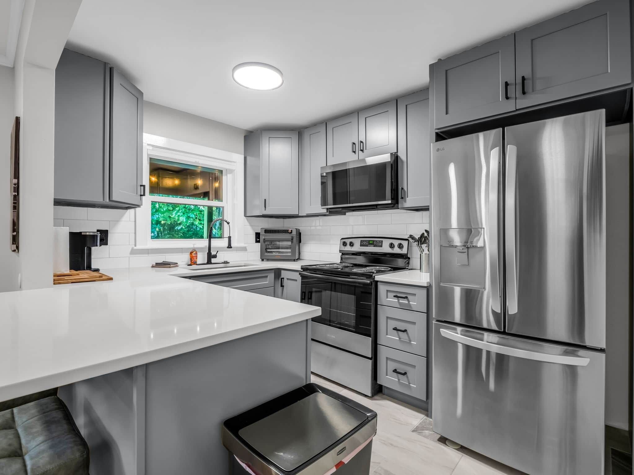 Refrigerador, microondas, horno y parrilla de estufa 