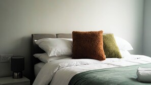 3 habitaciones, tabla de planchar con plancha y cuna de viaje 