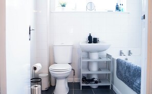 Haartrockner, Seife, Shampoo, Toilettenpapier