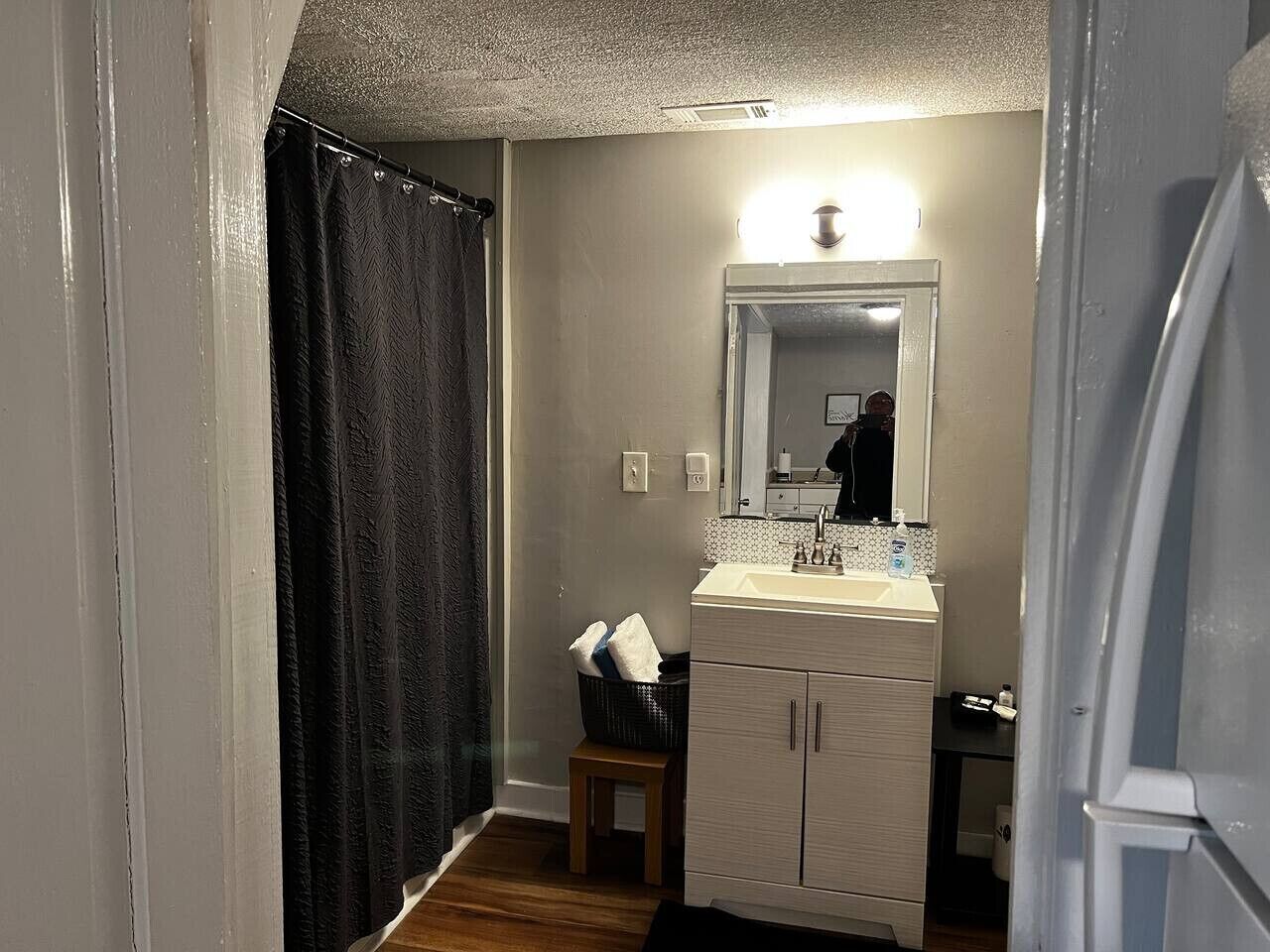 Secador de pelo, toallas y papel higiénico