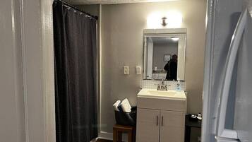 SĂšche-cheveux, serviettes fournies, papier toilette