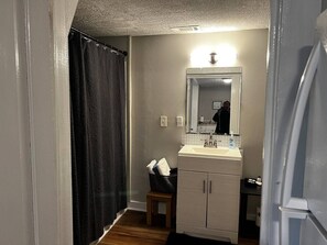 Sèche-cheveux, serviettes fournies, papier toilette