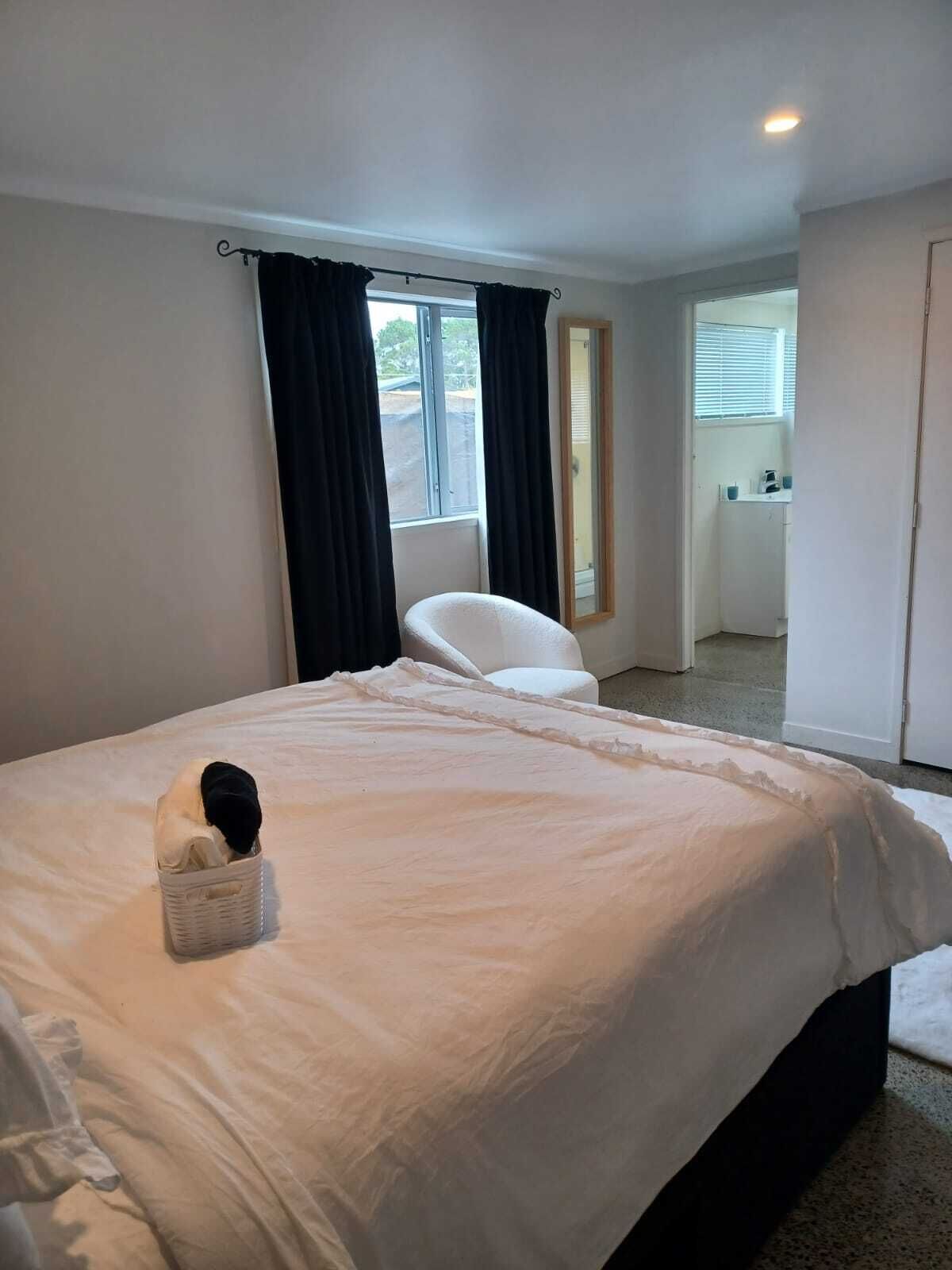 1 slaapkamer, een strijkplank/strijkijzer, gratis wifi, beddengoed