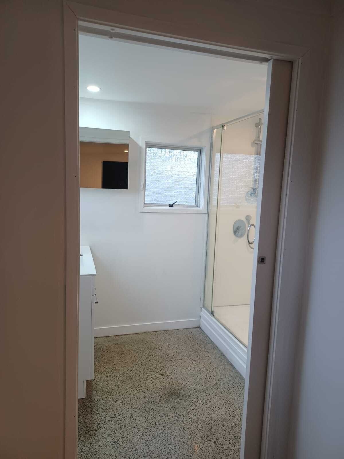 مجففات شعر، مناشف، صابون، ورق حمّام