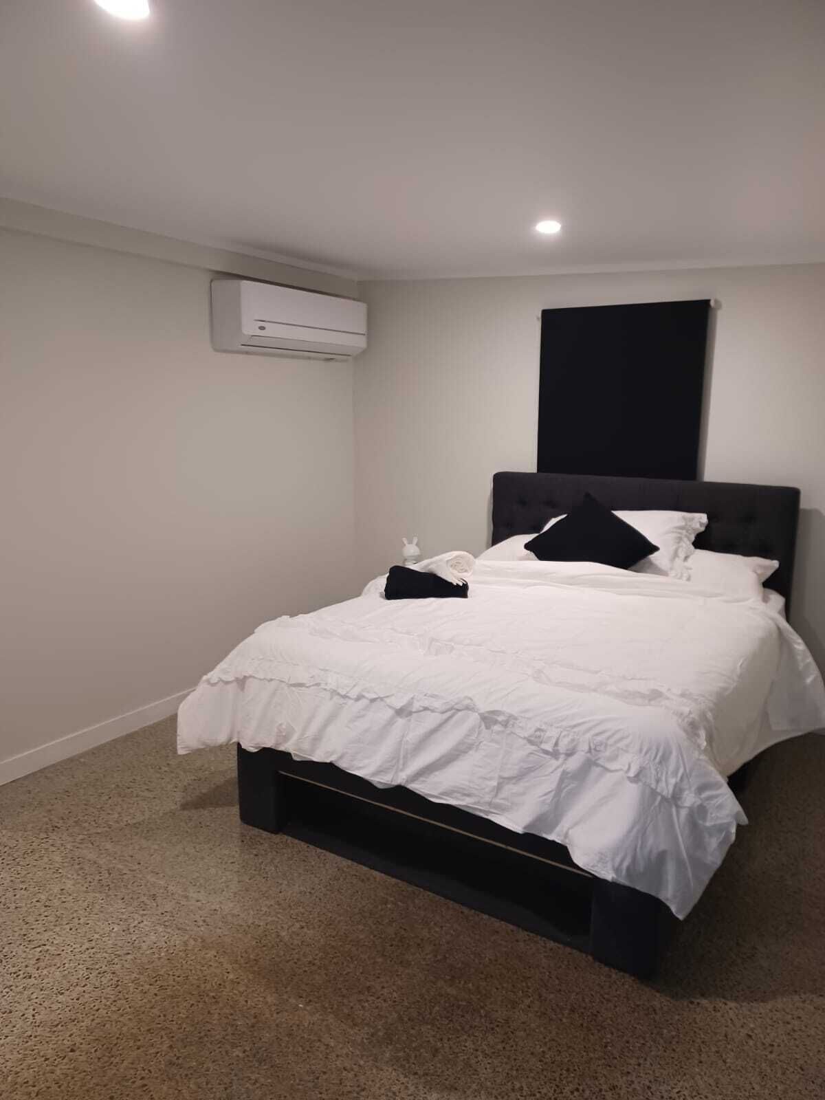 1 slaapkamer, een strijkplank/strijkijzer, wifi, beddengoed