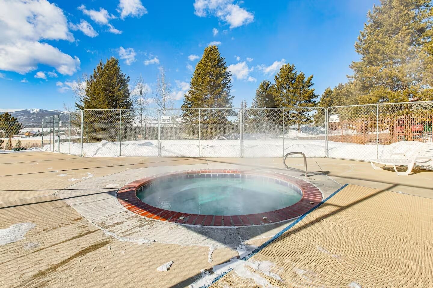 Banyera d'hidromassatge a l'aire lliure