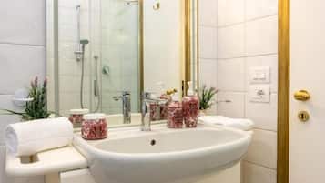 Douche, sĂšche-cheveux, bidet, serviettes fournies