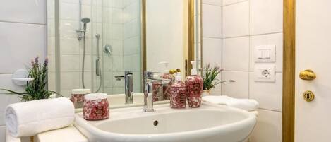 Dusche, Haartrockner, Bidet, Handtücher