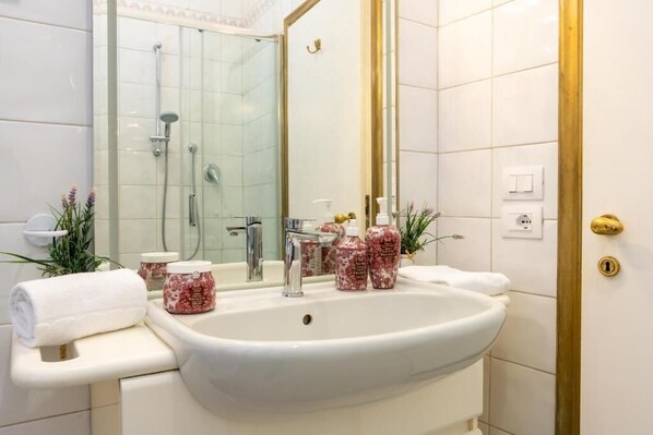 Douche, sèche-cheveux, bidet, serviettes fournies