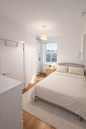 1 bedroom, iron/ironing board, Internet, bed sheets - King’s Cross Ensuite | Wi-Fi | Desk | Self CheckIn (London)