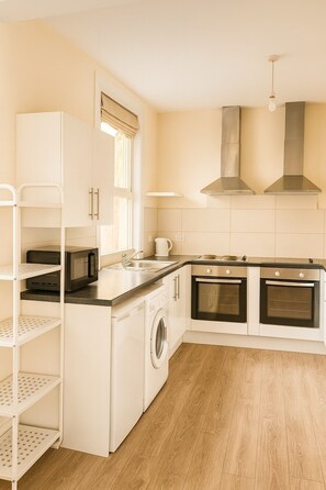 Fridge, microwave, oven, stovetop - King’s Cross Ensuite | Wi-Fi | Desk | Self CheckIn (London)