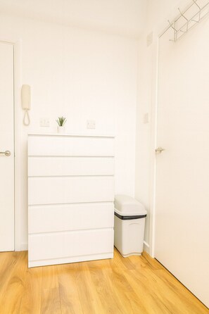 Interior - King’s Cross Ensuite | Wi-Fi | Desk | Self CheckIn (London)