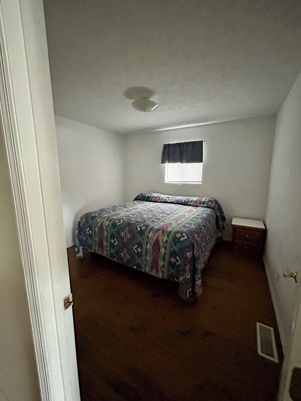 Iron/ironing board, bed sheets - 3-bedroom Charming Cabin on Dale Hollow Lake at Wolf River Resort & Marina (Albany)