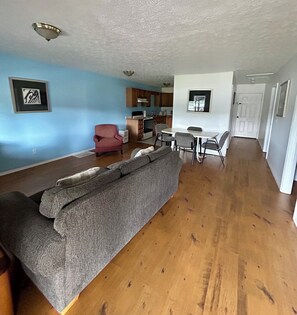 Living area - 3-bedroom Charming Cabin on Dale Hollow Lake at Wolf River Resort & Marina (Albany)
