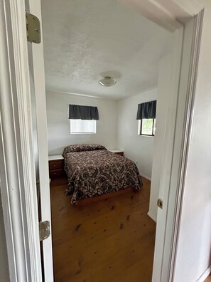 Iron/ironing board, bed sheets - 3-bedroom Charming Cabin on Dale Hollow Lake at Wolf River Resort & Marina (Albany)