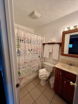 Towels, soap, toilet paper - 3-bedroom Charming Cabin on Dale Hollow Lake at Wolf River Resort & Marina (Albany)