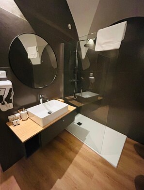 تجهيزات دش، حوض استحمام بنظام ضخ المياه، مجففات شعر، مراحيض شطف