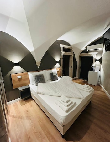 1 bedroom, WiFi, bed sheets. Jr Suite with private bath and sauna