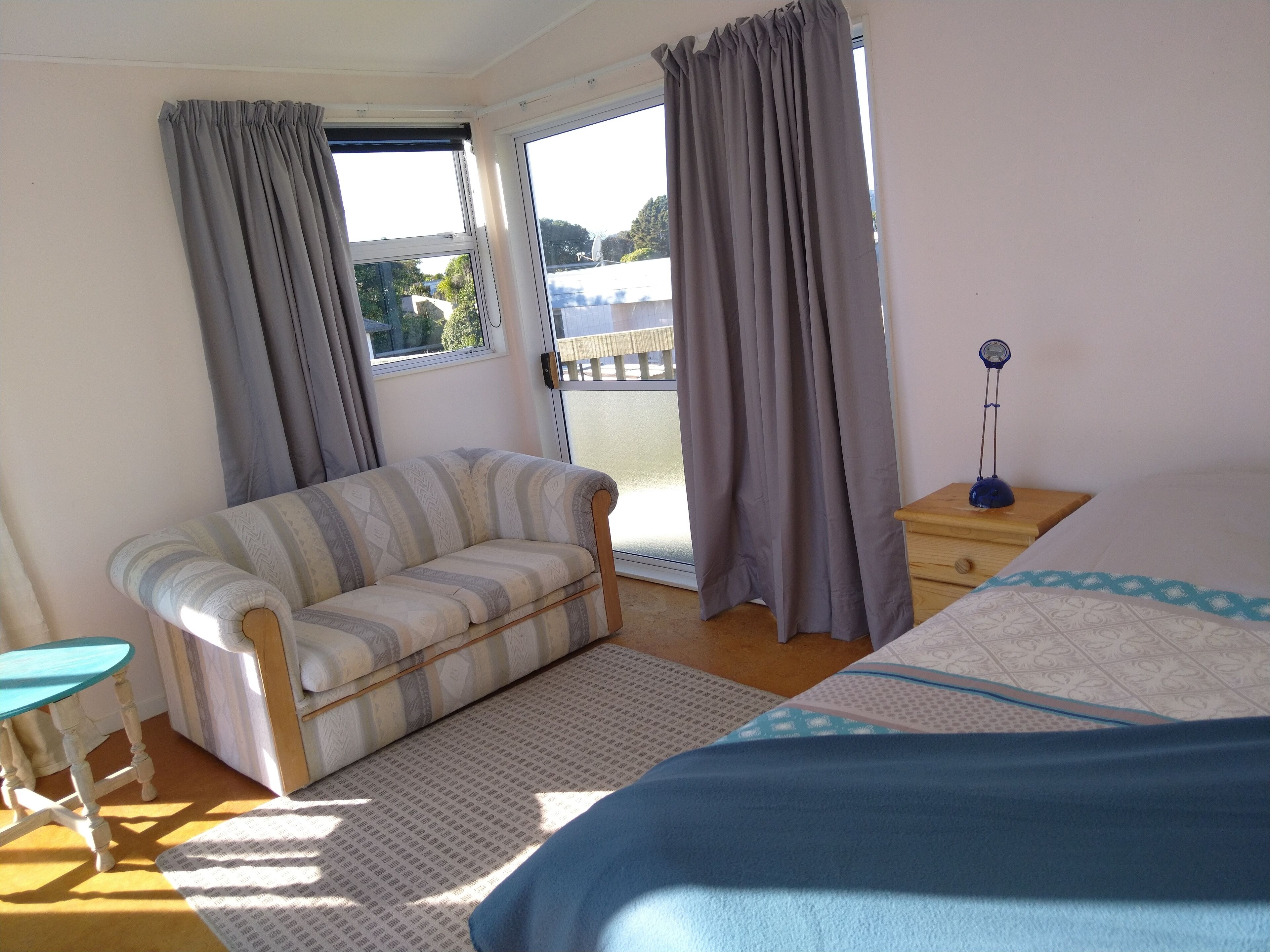 3 عدّة غرف نوم وخدمة الإنترنت وملاءات أسرّة