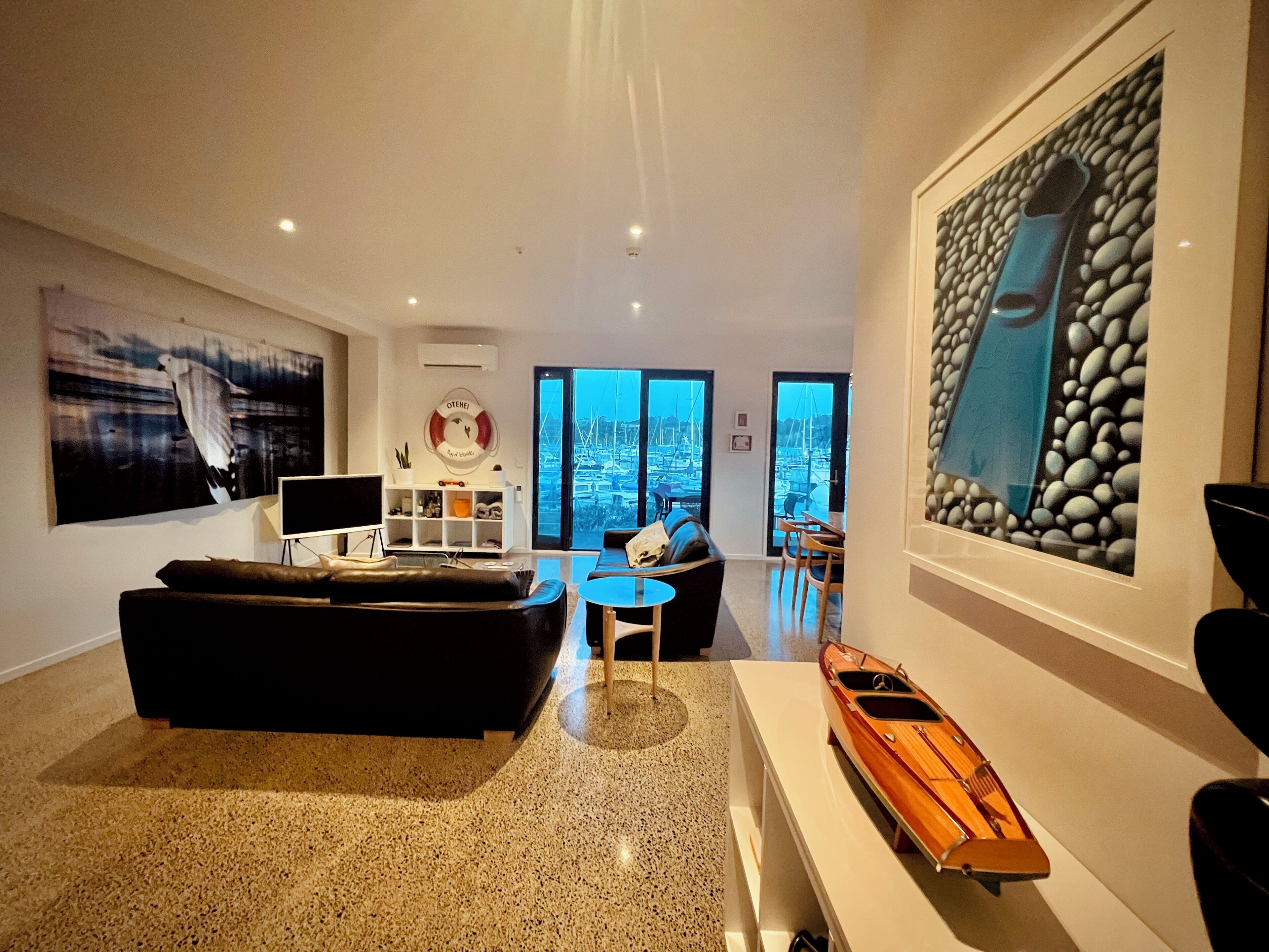 تلفزيون ذكي، كُتُب، ستيريو