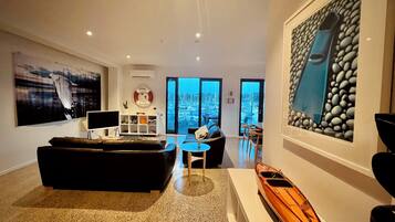 Smart TV, books, stereo