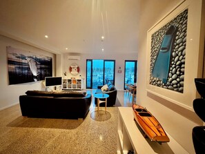 Smart TV, livros, aparelho de som