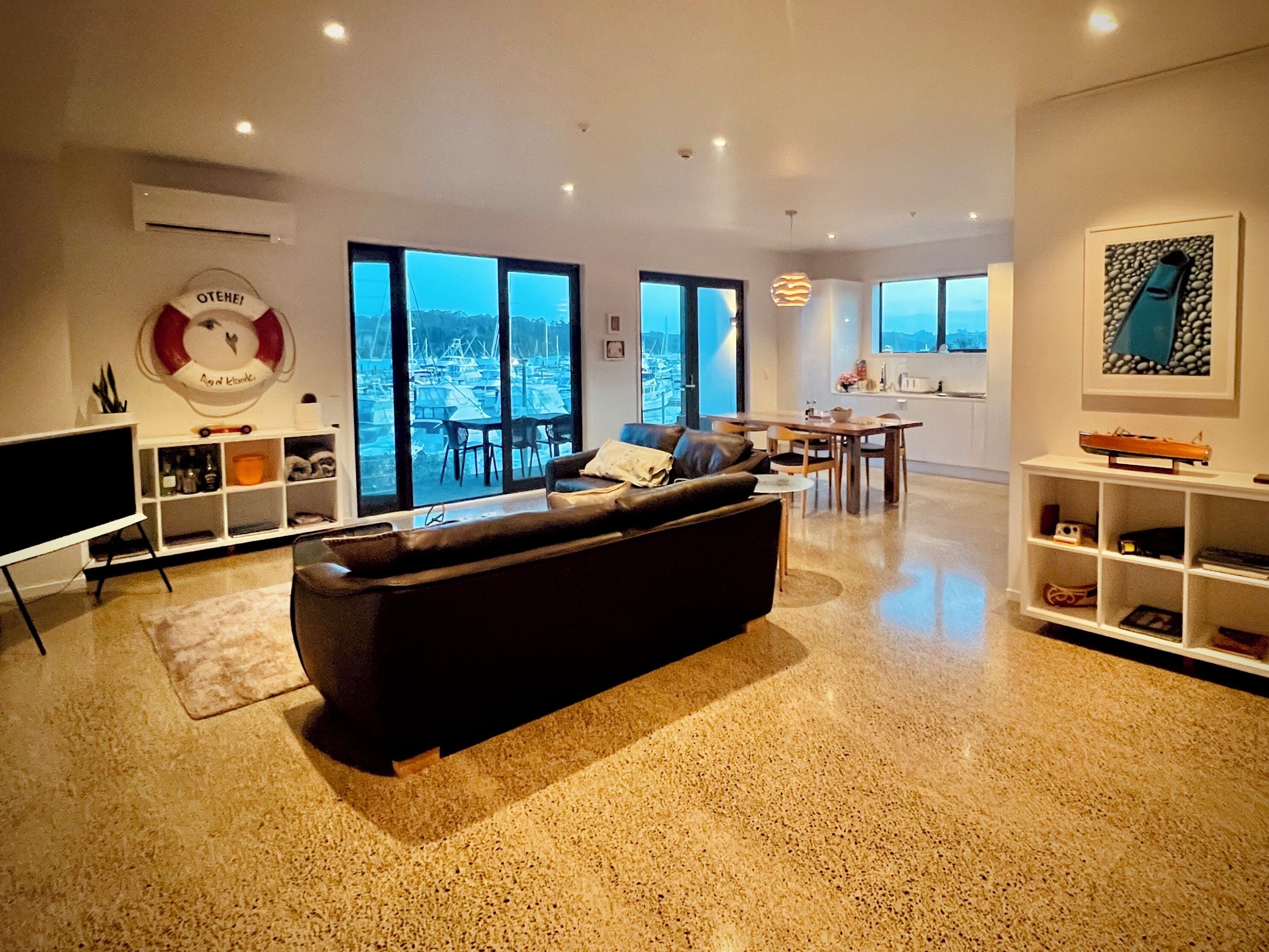 Smart-TV, Bücher, Stereoanlage