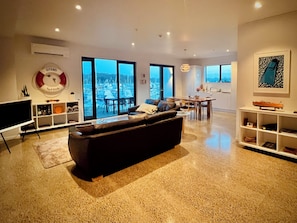 Smart TV, livros, aparelho de som