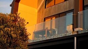 Un bâtiment moderne doté d’un toit triangulaire imposant et de grandes fenêtres.