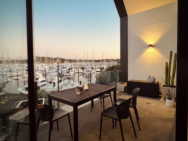 Outdoor dining - Peaceful Luxury Apartment in Opua Marina, Bay of Islands (Opua)