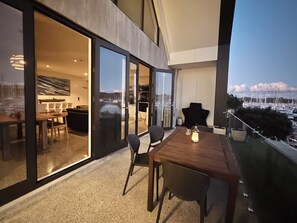 Outdoor dining - Peaceful Luxury Apartment in Opua Marina, Bay of Islands (Opua)