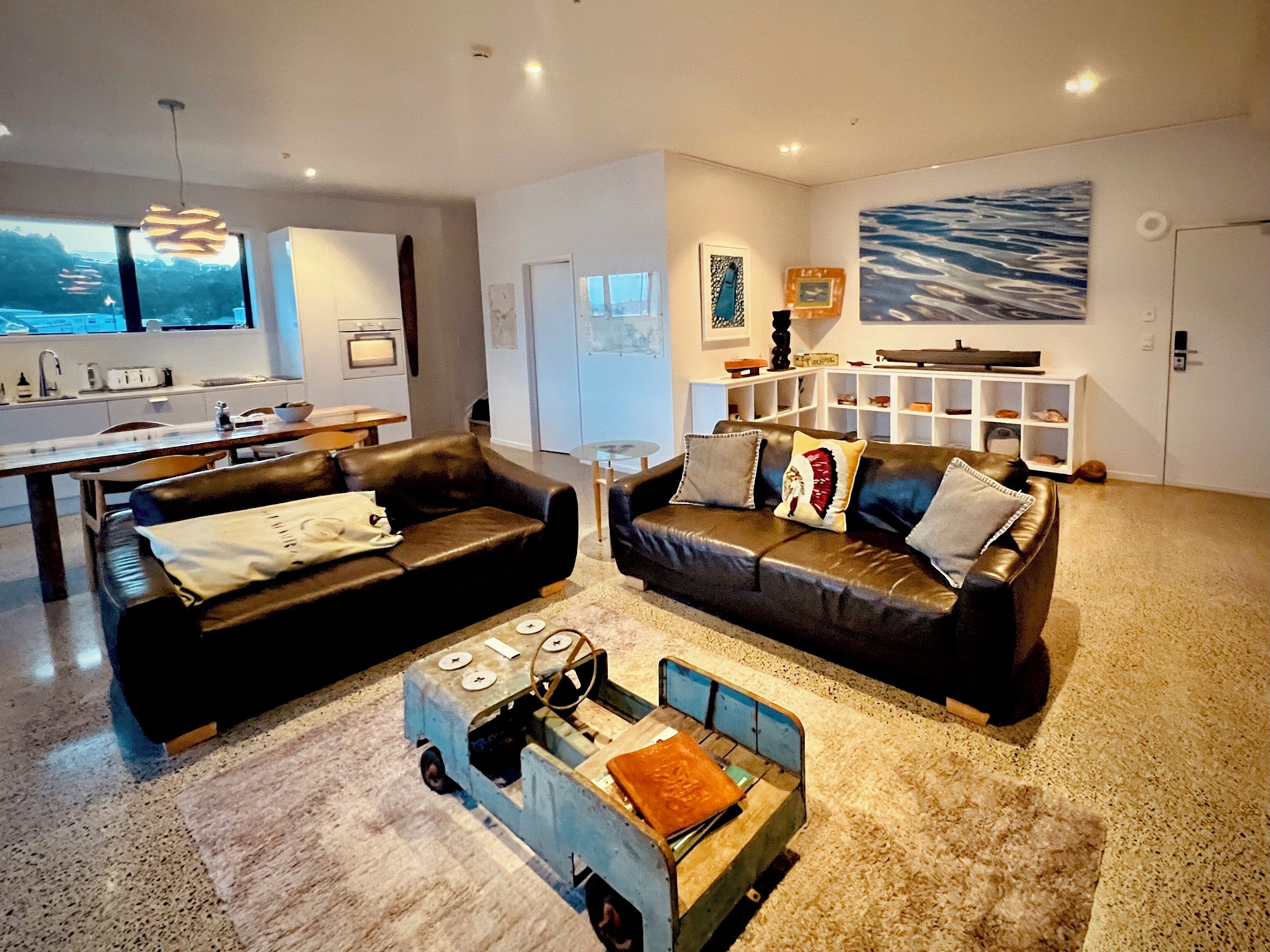 Smart-TV, Bücher, Stereoanlage