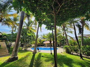 Outdoor pool - Bright & Beautiful 2 Bed, 2 Bath condo w King Bed, AC & 7 pools-Coco Beach, CR (Sardinal de Carrillo)