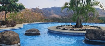 Bright & Beautiful 2 Bed, 2 Bath condo w King Bed, AC & 7 pools-Coco Beach, CR