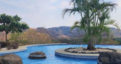 Bright & Beautiful 2 Bed, 2 Bath condo w King Bed, AC & 7 pools-Coco Beach, CR