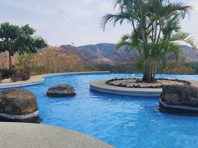 Bright & Beautiful 2 Bed, 2 Bath condo w King Bed, AC & 7 pools-Coco Beach, CR