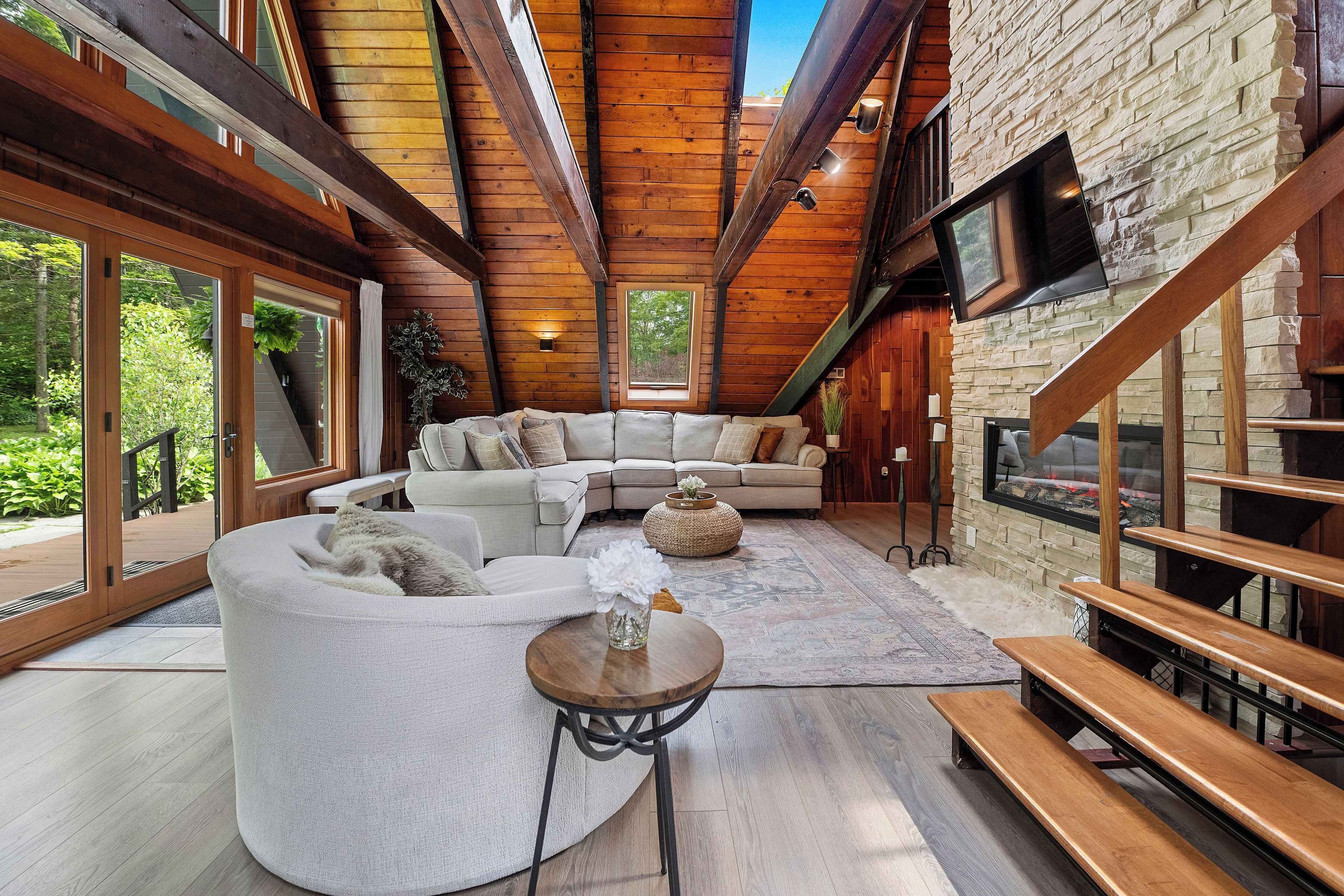 Smart-TV, Kamin, Tischfußball, Tischtennisplatte