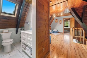 Suihku, poreamme, hiustenkuivaaja, pyyhkeet