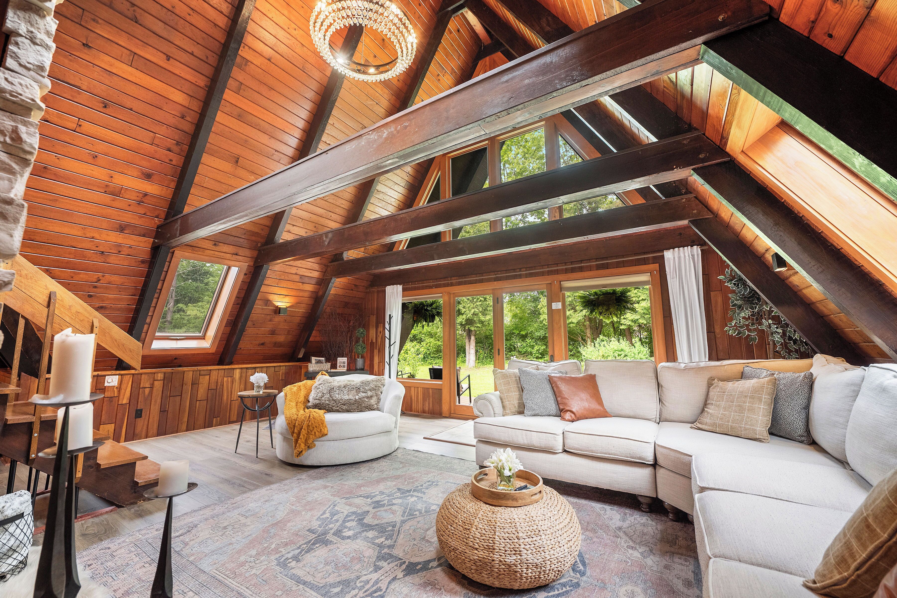 Televisor intel·ligent, llar de foc, futbolí i taula de tennis de taula 