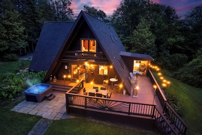 Rustic A Frame Cabin. Nature retreat on 4 acres! 15 minutes from 3 waterfalls