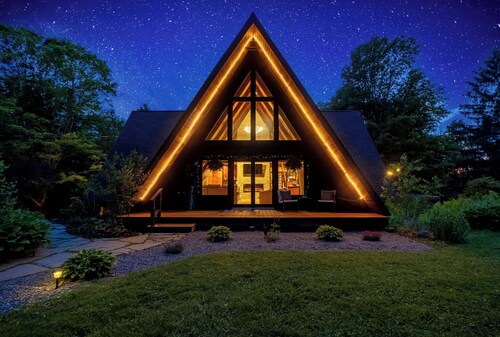 Rustic A Frame Cabin. Nature retreat on 4 acres! 15 minutes from 3 waterfalls