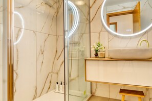 Dusche, Haartrockner, Handtücher, Seife