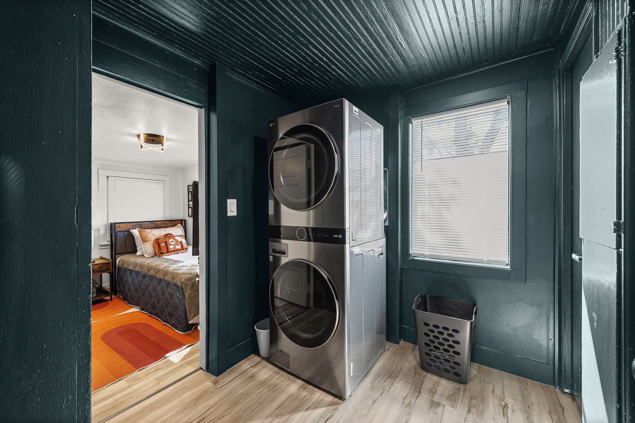 4 habitaciones, escritorio y tabla de planchar con plancha 