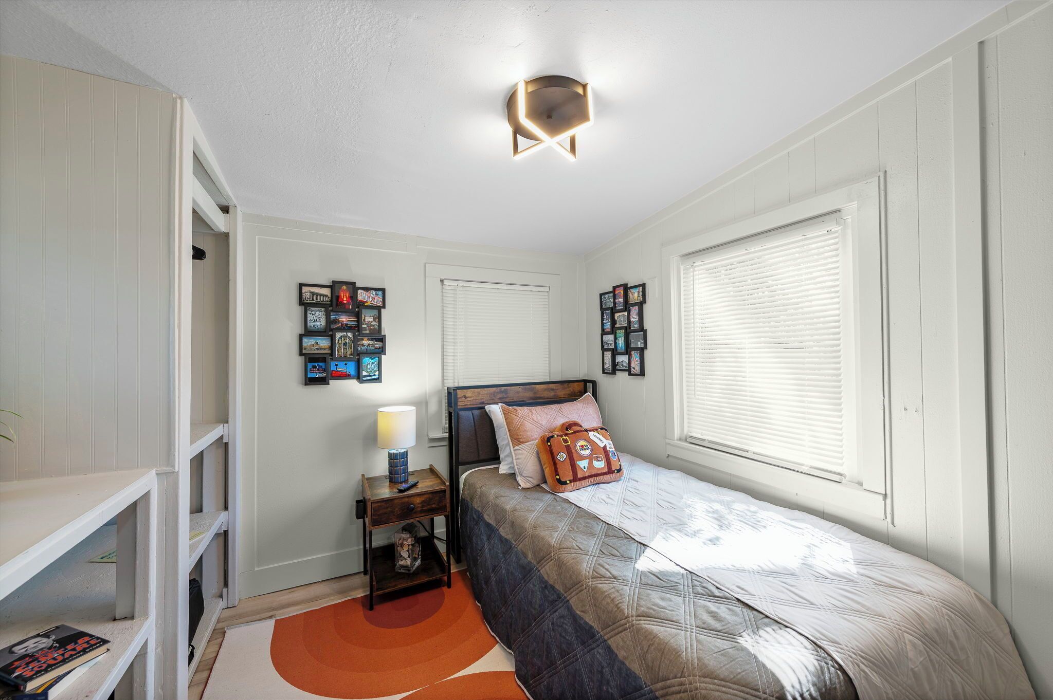 4 dormitorios, escritorio, tabla de planchar con plancha y cuna de viaje